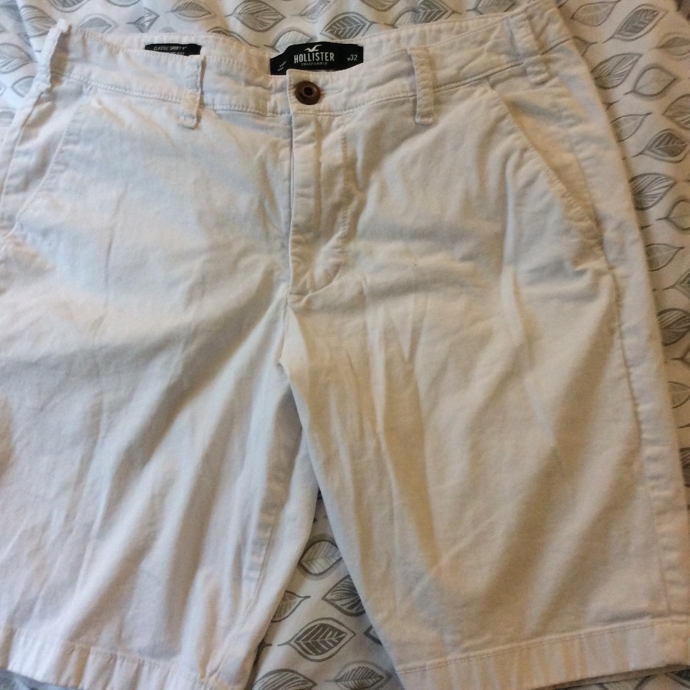 White Hollister shorts, size 32 super nice